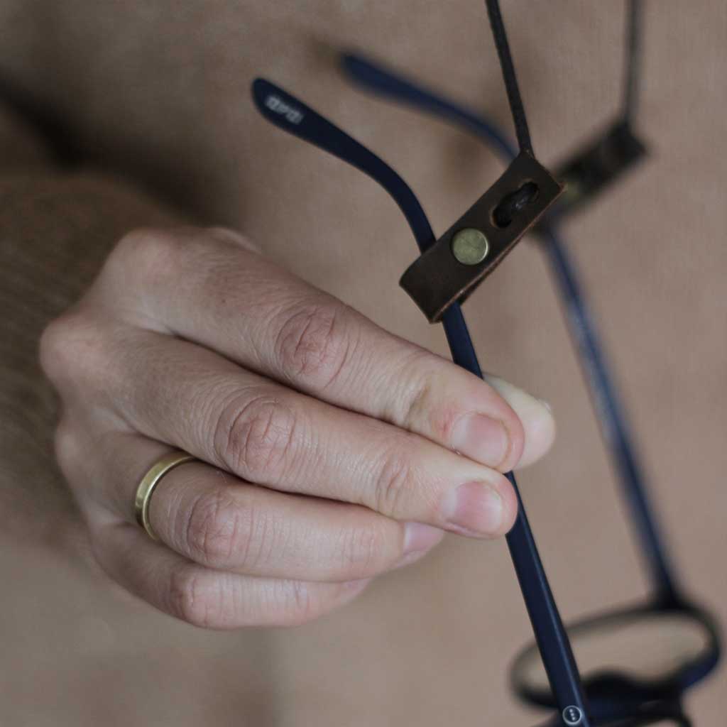 Detalle colgante Estuche funda de cuero para lentes o anteojos 