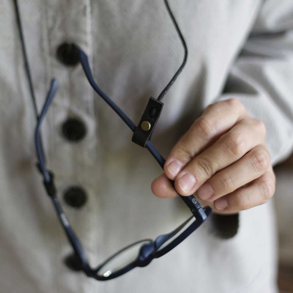 Detalle colgante Estuche funda de fieltro para lentes o anteojos 