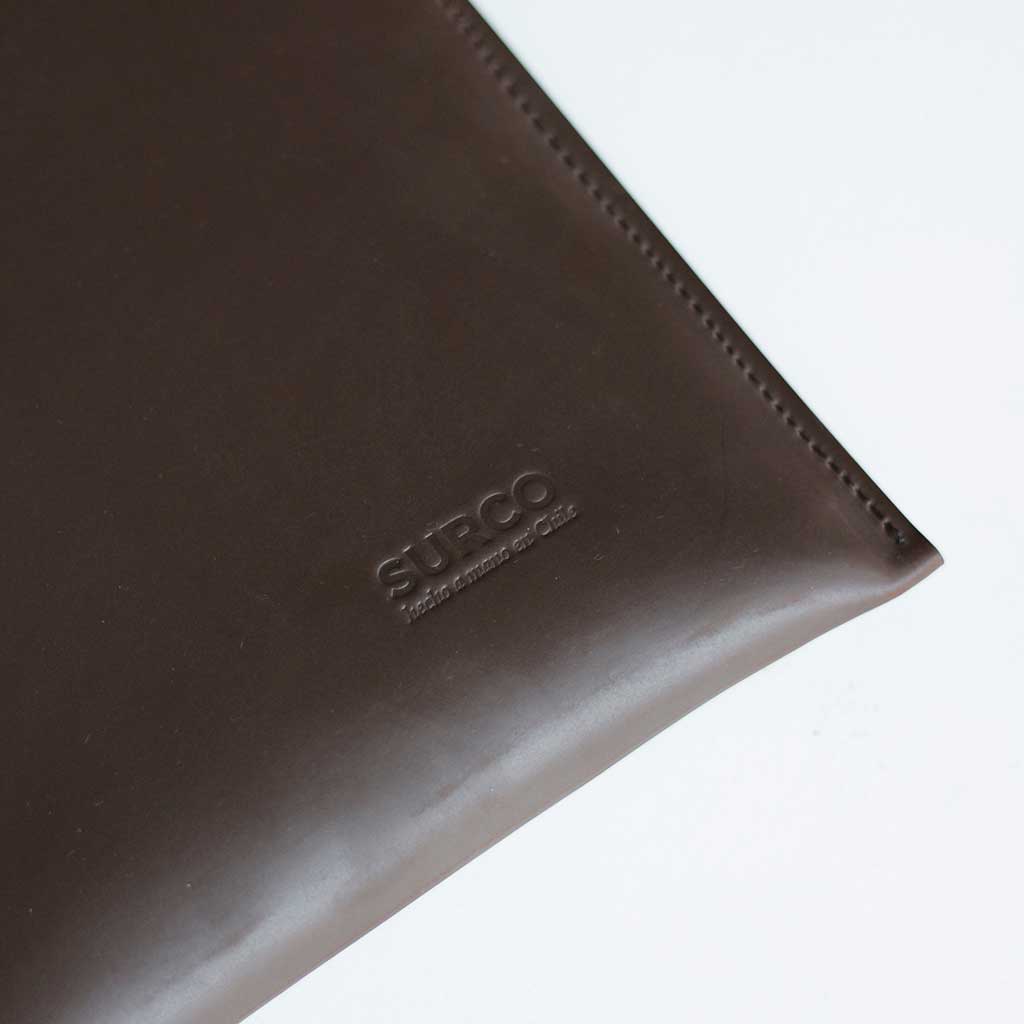 Detalle funda de cuero para notebook y tablet