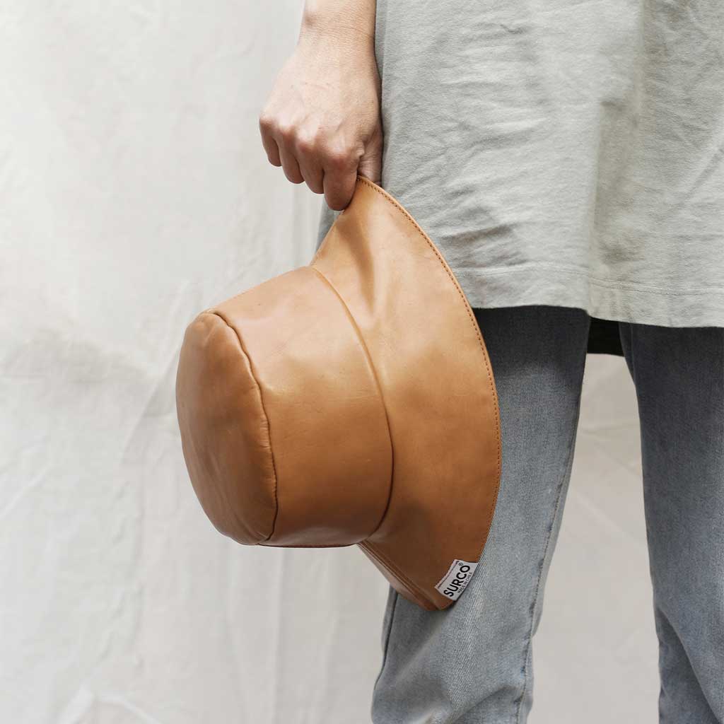 Detalle bucket hat cuero café