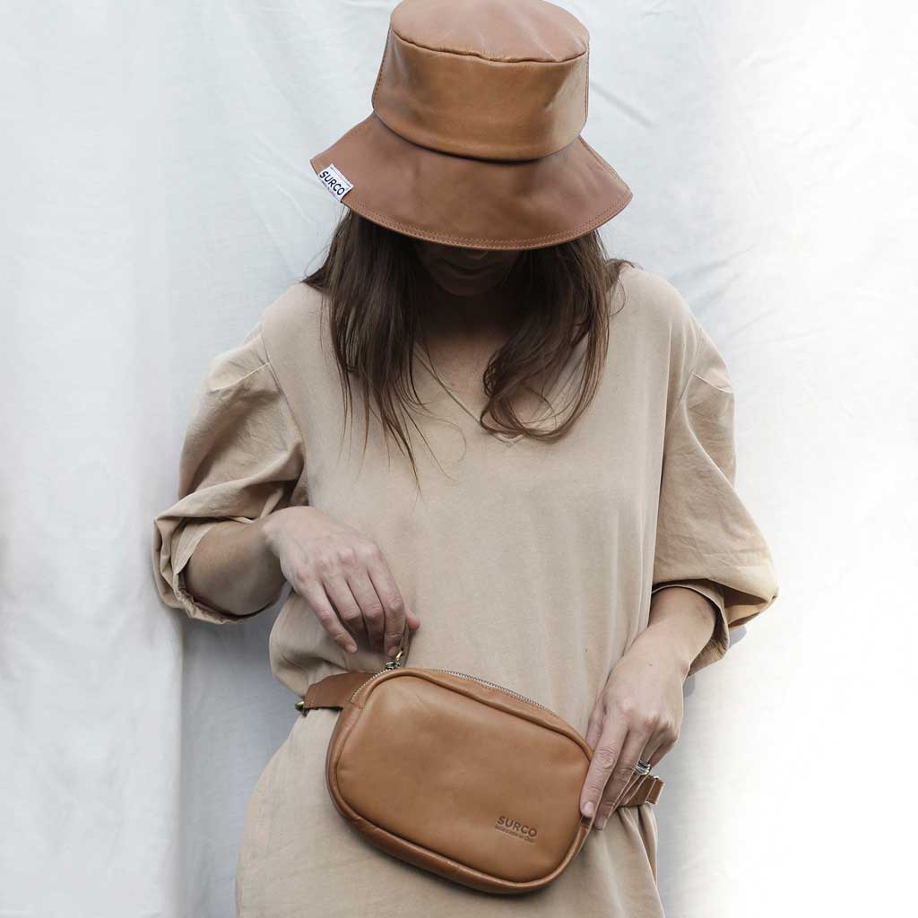 Gorro Bucket y banano de cuero café