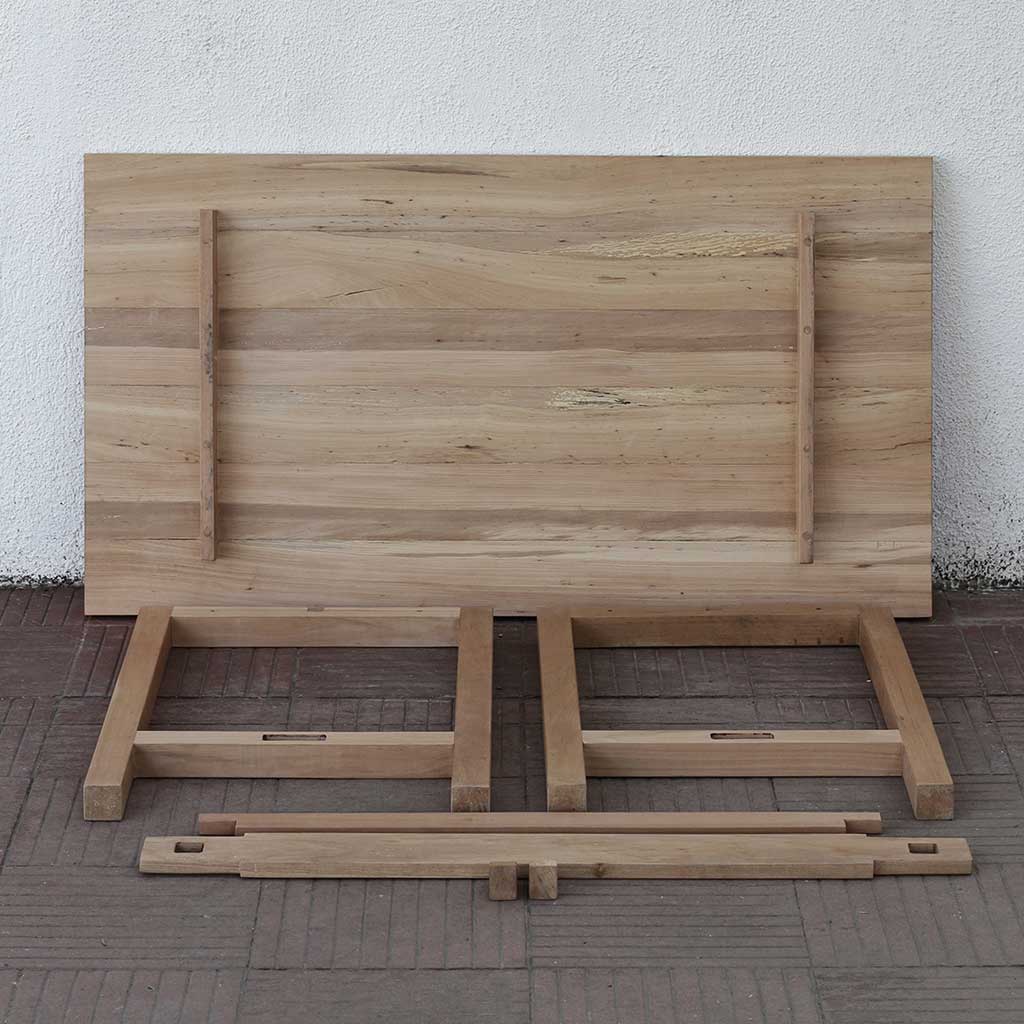 Mesa escritorio desarmable hecho en madera de coigue