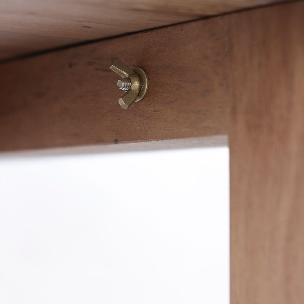 Detalle mesa escritorio en madera de coigue