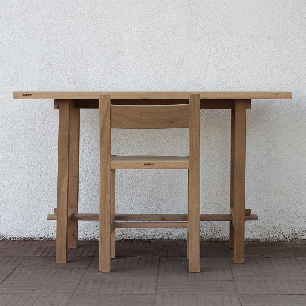 Mesa escritorio con silla hechos en madera de coigue
