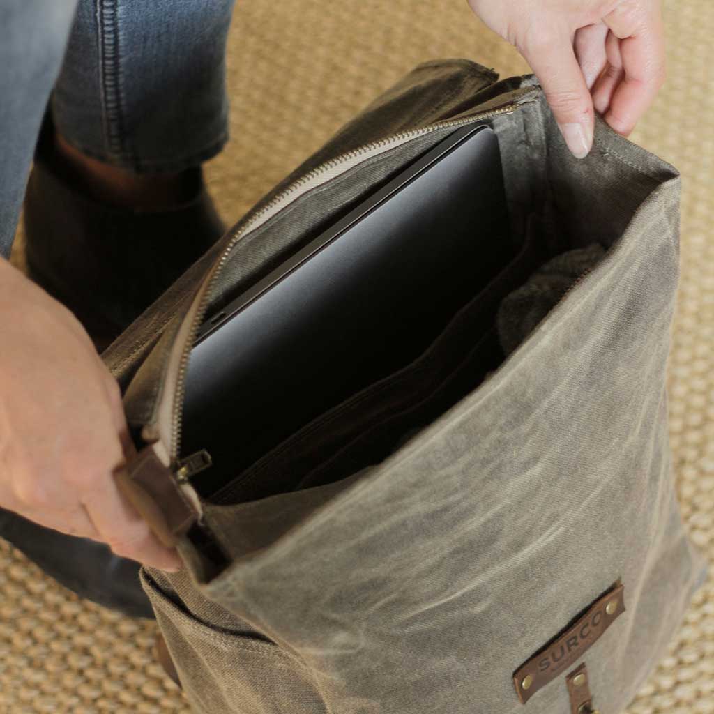 Mochila de algodón encerado abierta