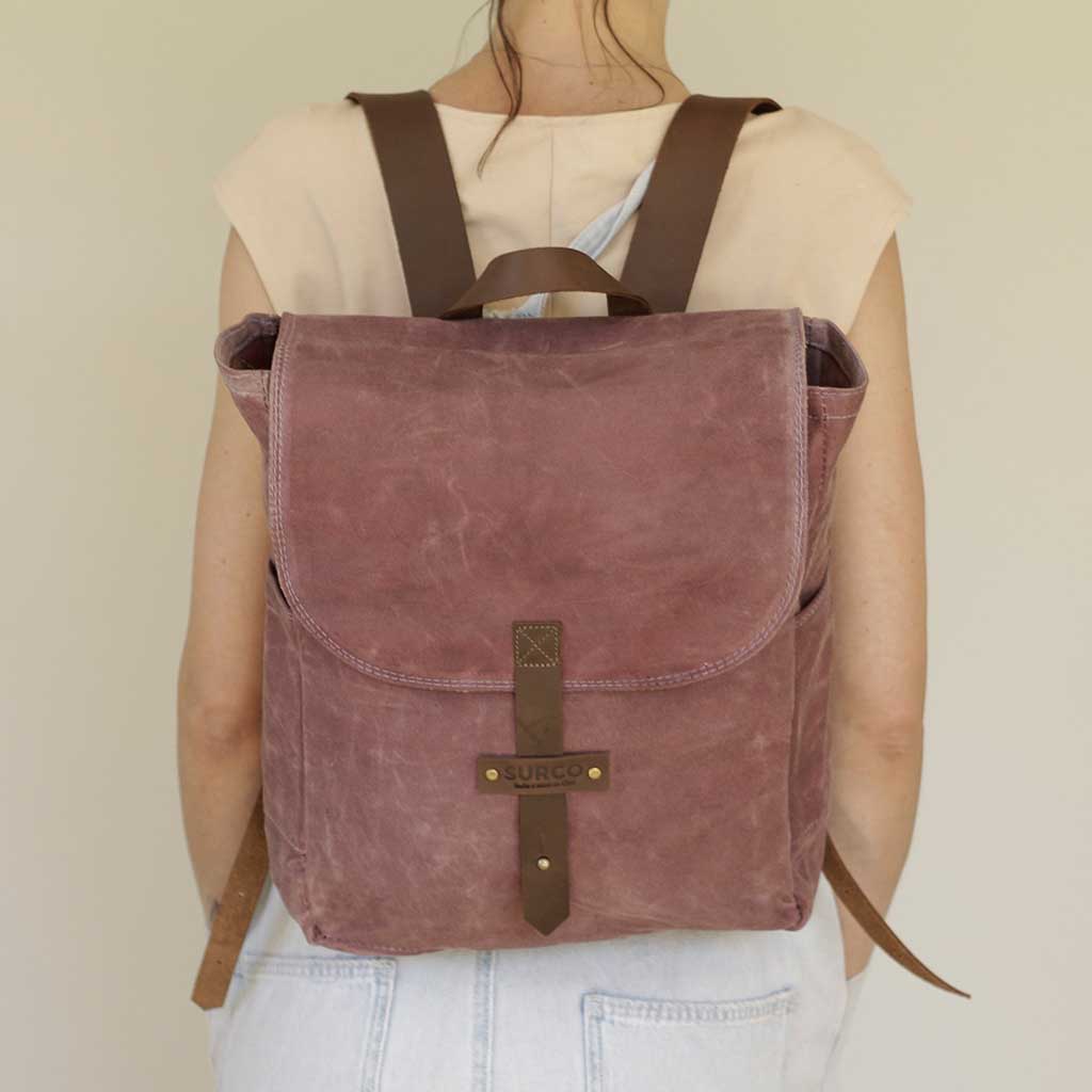 Mochila de algodón encerado teñida con borra de vino