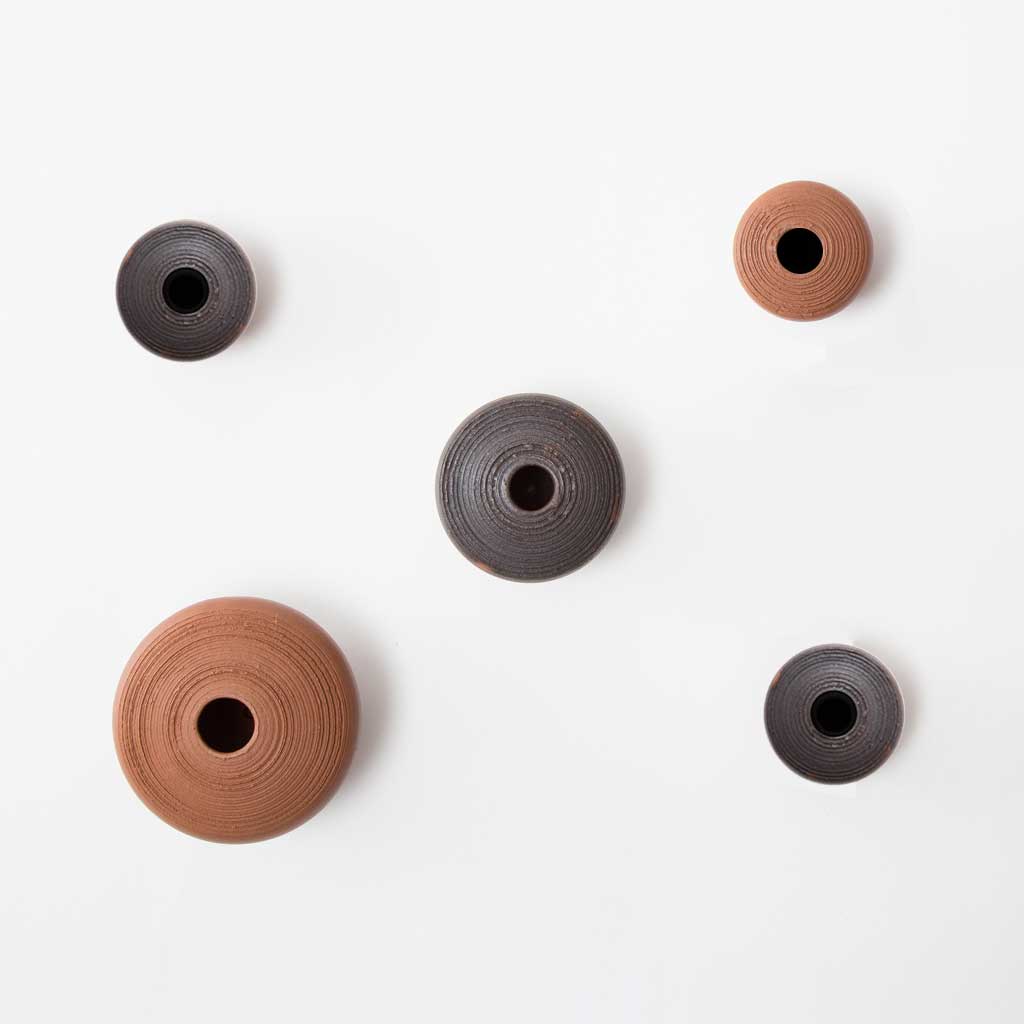 Clay Dots, 5 perchas para muro hechas de greda
