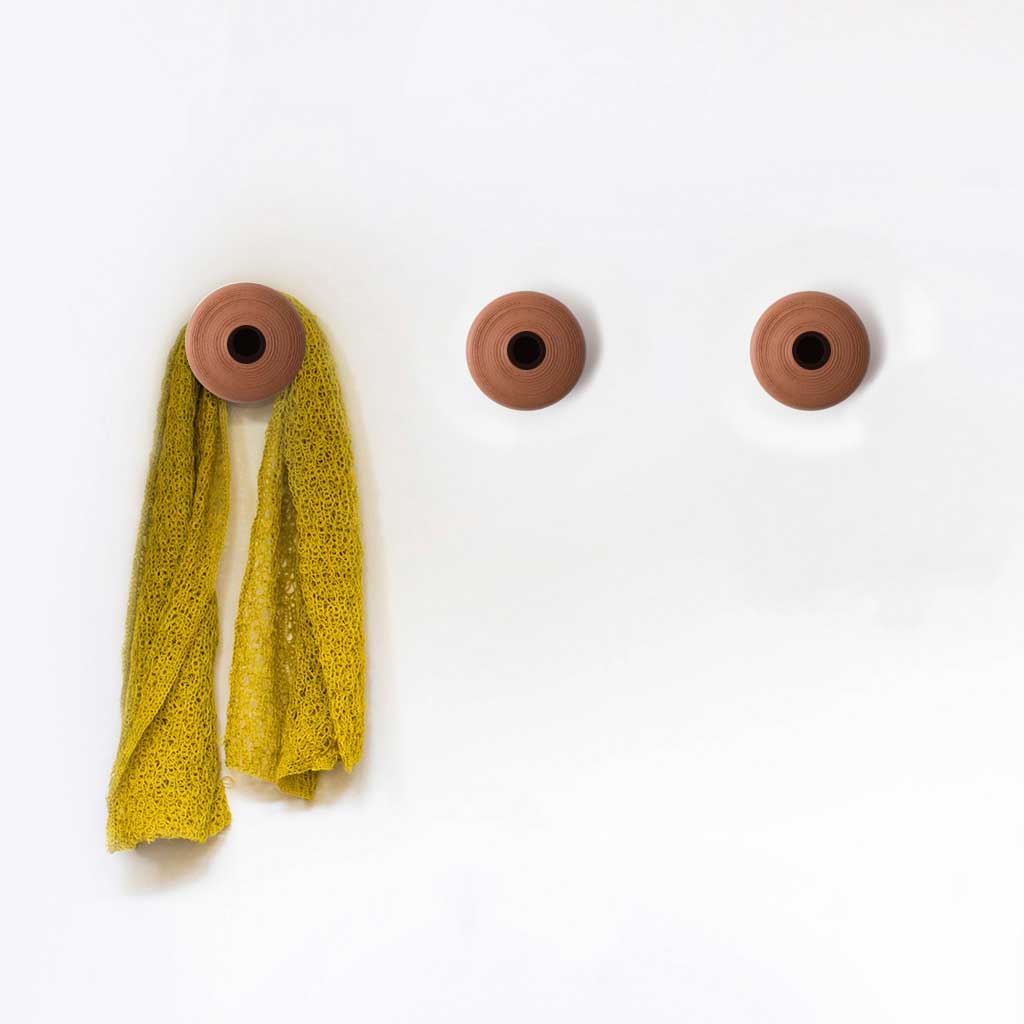 Clay Dots, perchas para muro hechas de greda