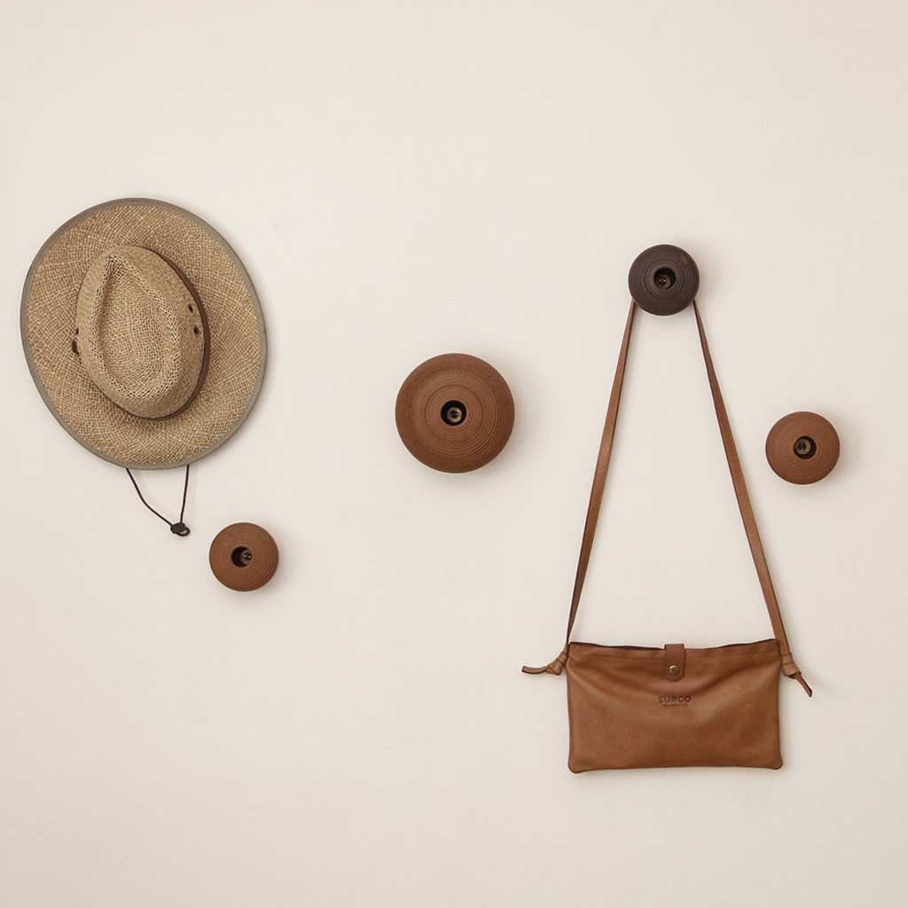 Clay Dots, perchas para muro hechas de greda