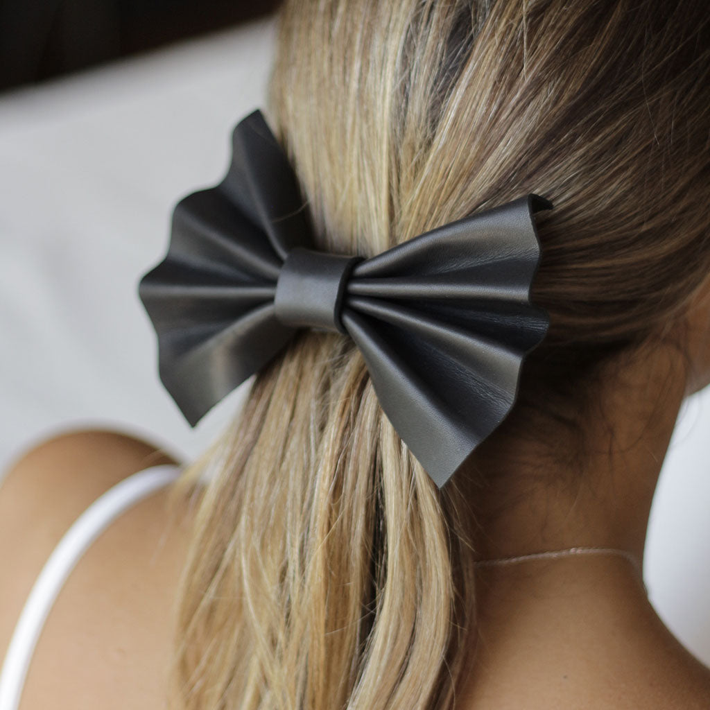 Pinche de cuero Mariposa