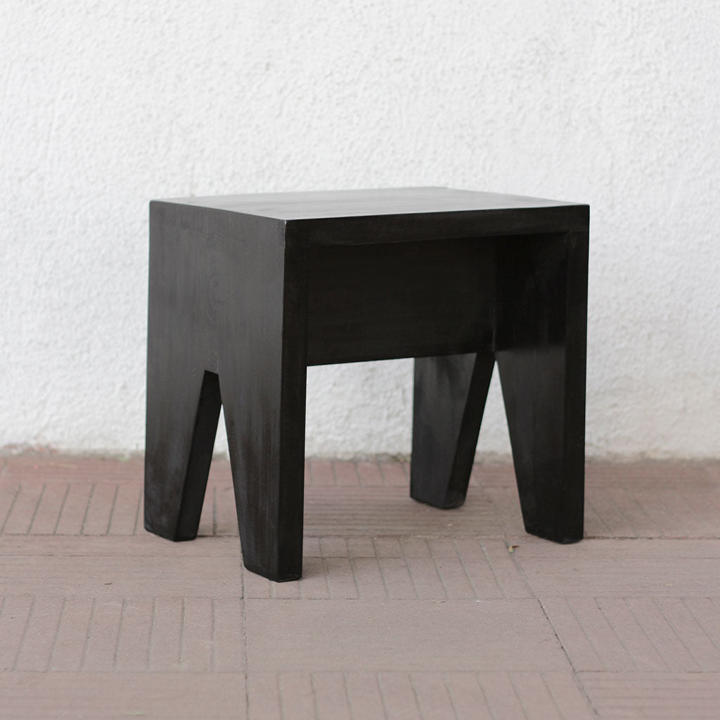 Piso taburete de madera de pino ennegrecida