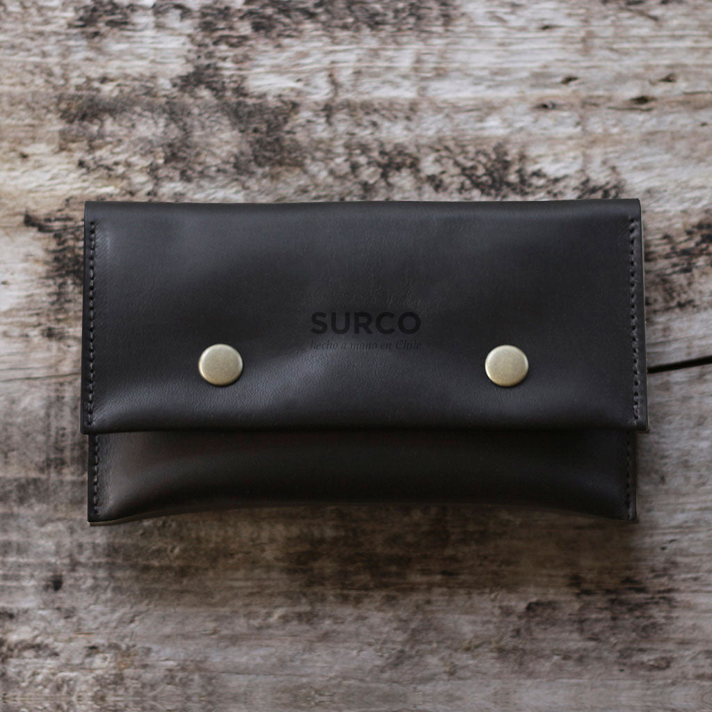 Tabaquera de cuero negro