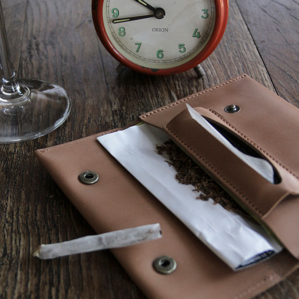 Tabaquera de cuero caramelo