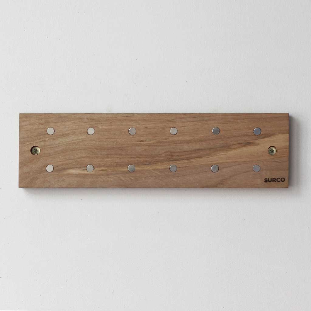 Tabla con imanes para cuhillos de cocina