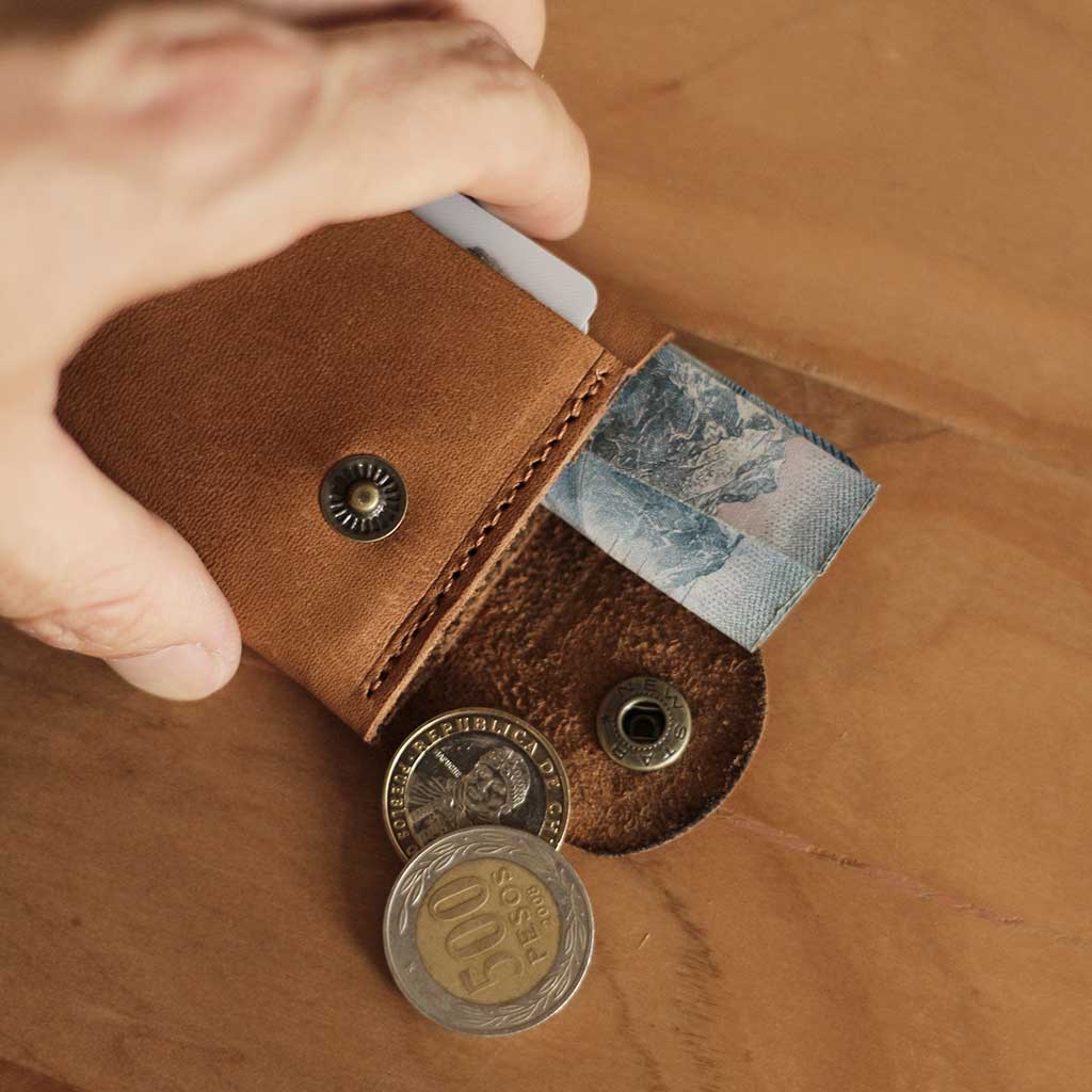 Tarjetero y billetera porta documentos de cuero